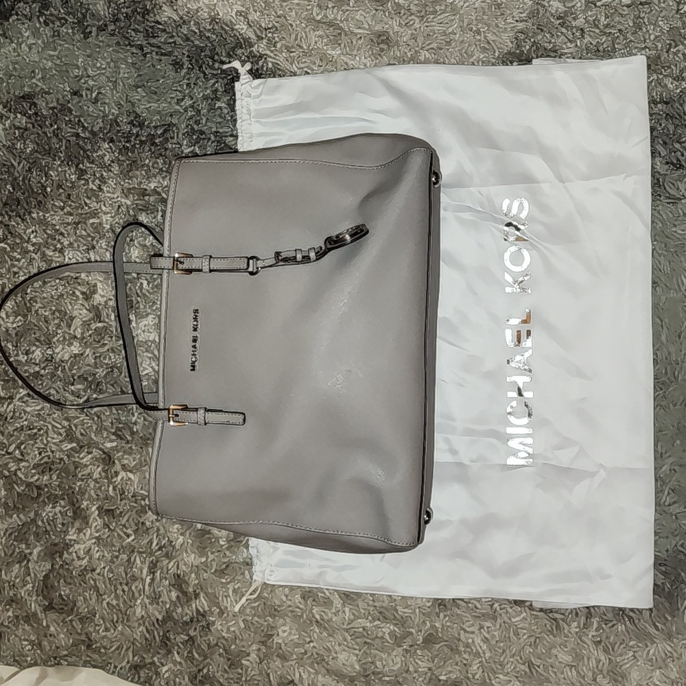Michael Kors. Grey shoulder Bag.